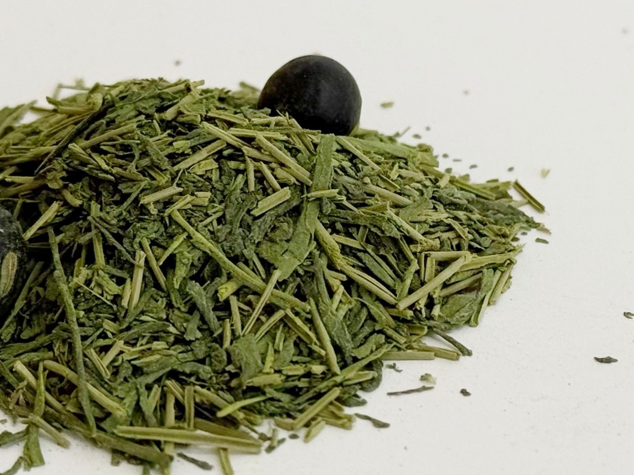 煎茶と抹茶と松葉、黒豆