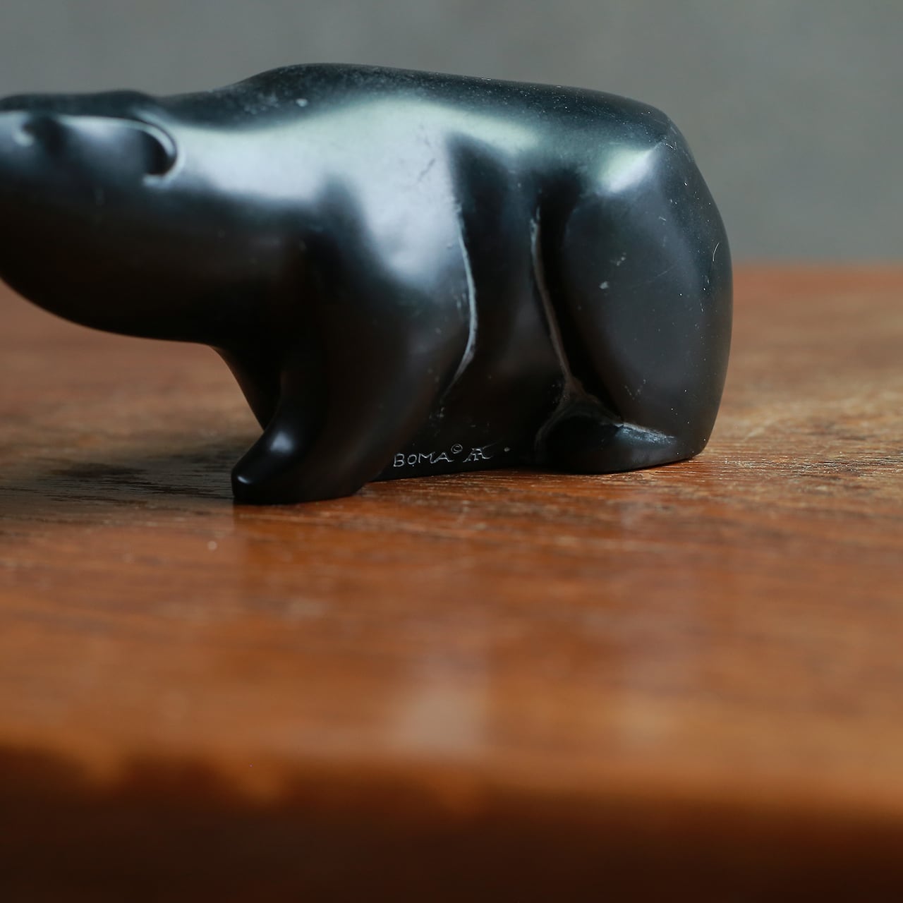 カナダから届いた、何かを見つめる石のクマ | 木と、輝と。| 一点もの