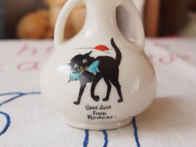 イギリスアンティーク　ミニ花瓶　GOOD LUCK CAT