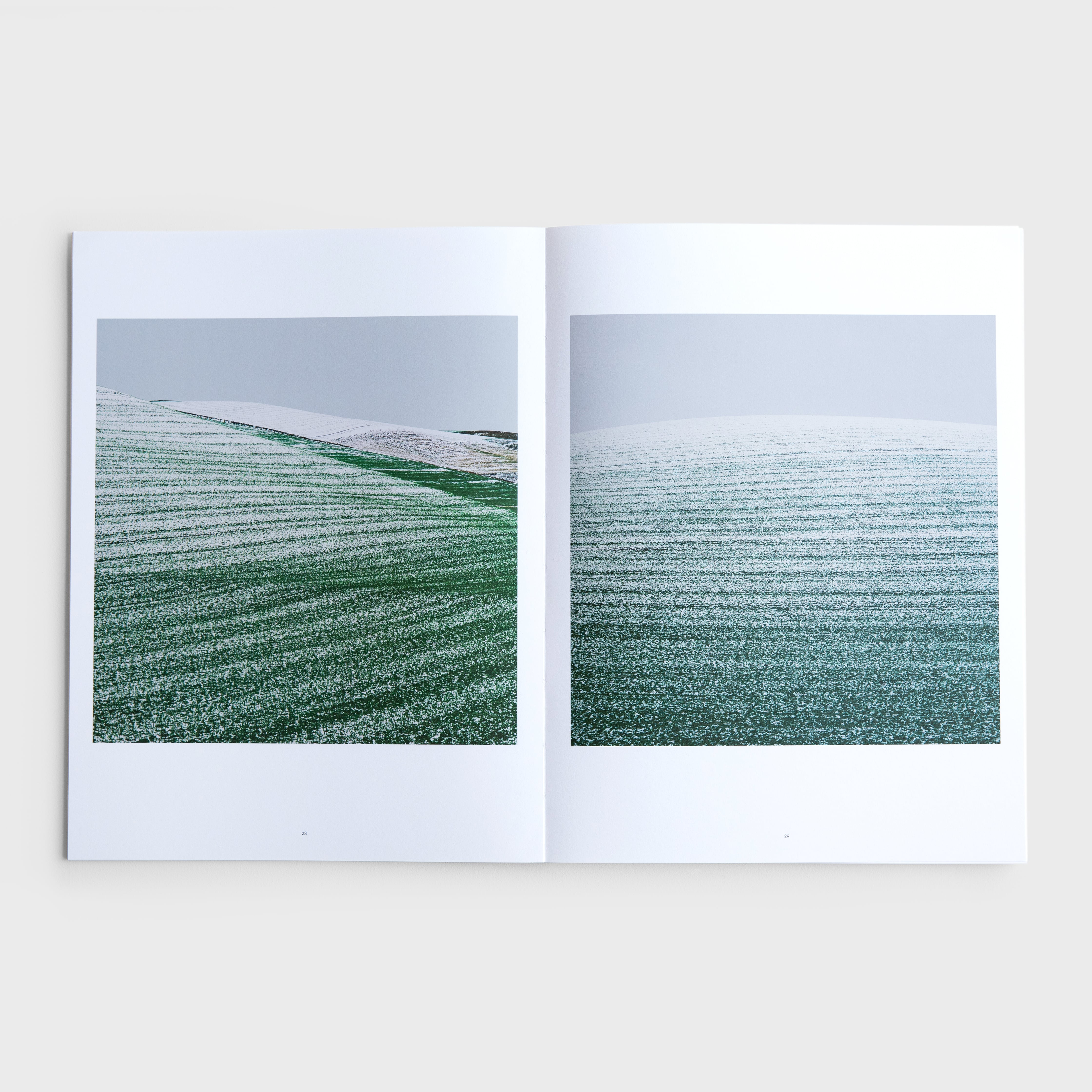 書籍『HILL TO HILL』写真：前田真三 編集・装丁：前田景 | ブルー