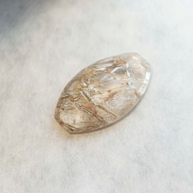 【自立】インクォーツ　ルース　ファセット　天然石　85ct