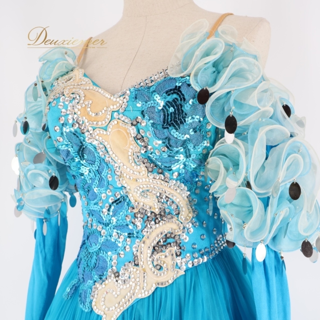 社交ダンス 衣装 スタンダード ドレス ワンピース 青 水色 ファー フリル プリーツ デモ 競技 パーティ 発表会 ブルー系 ホワイト系 鮮やか おしゃれ 豪華 スカート コスチューム 女性用 ダンス用品 競技用 イベント用 ステージ衣装 パフォーマンス用