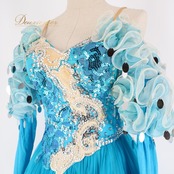 社交ダンス 衣装 スタンダード ドレス ワンピース 青 水色 ファー フリル プリーツ デモ 競技 パーティ 発表会 ブルー系 ホワイト系 鮮やか おしゃれ 豪華 スカート コスチューム 女性用 ダンス用品 競技用 イベント用 ステージ衣装 パフォーマンス用