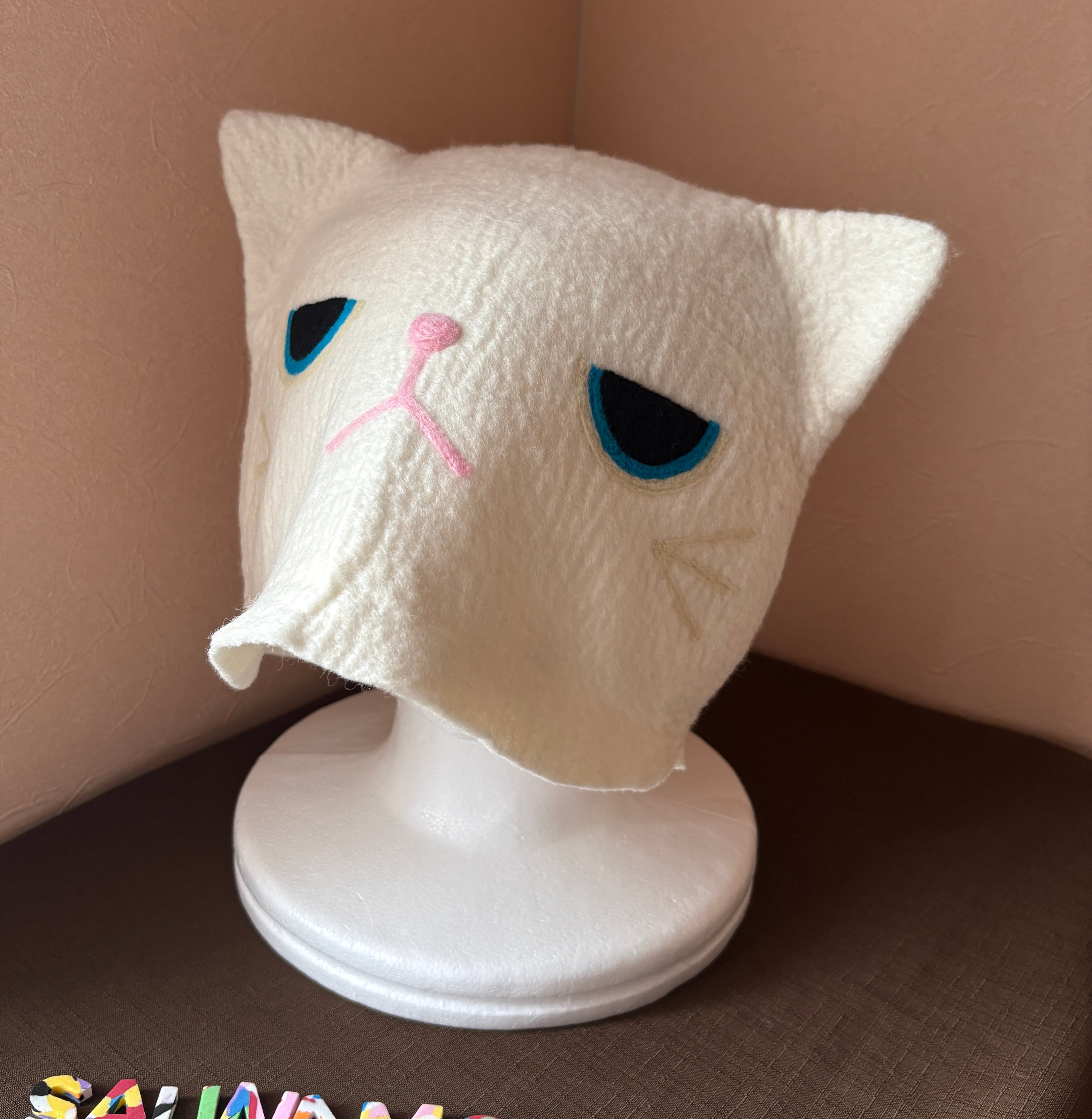 サウナハット 怒った顔の白ネコちゃん 少し大きめ | サウナモンスター