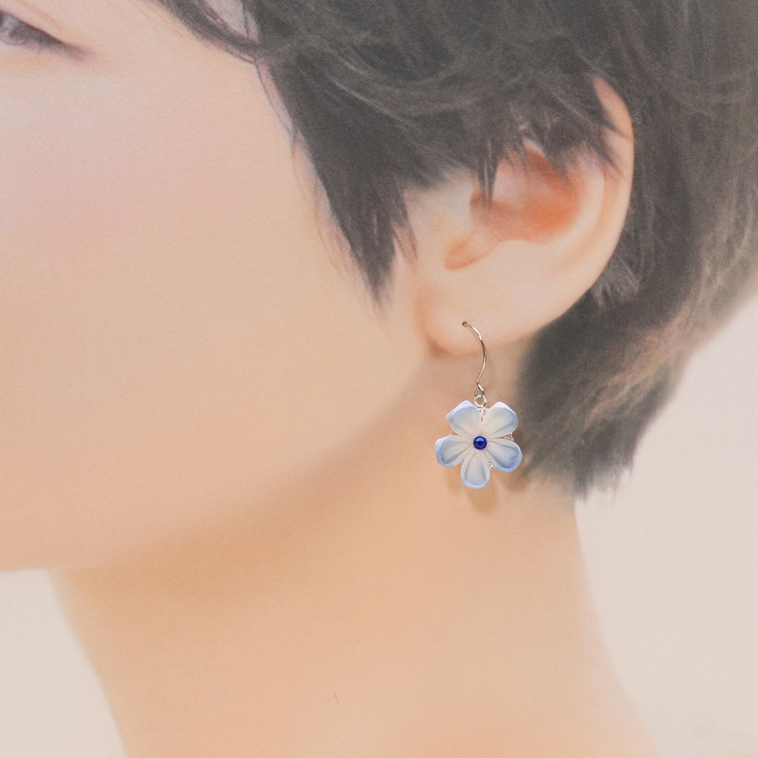 つまみ細工ピアス*ネモフィラ*＜瑠璃唐草＞ イヤリングに無料交換