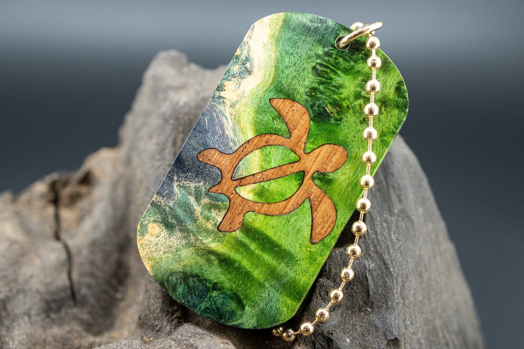 【カナダの象徴】ハードメープル 瘤杢 スタビライズウッド ドッグタグ 木象嵌 浅瀬で泳ぐウミガメ