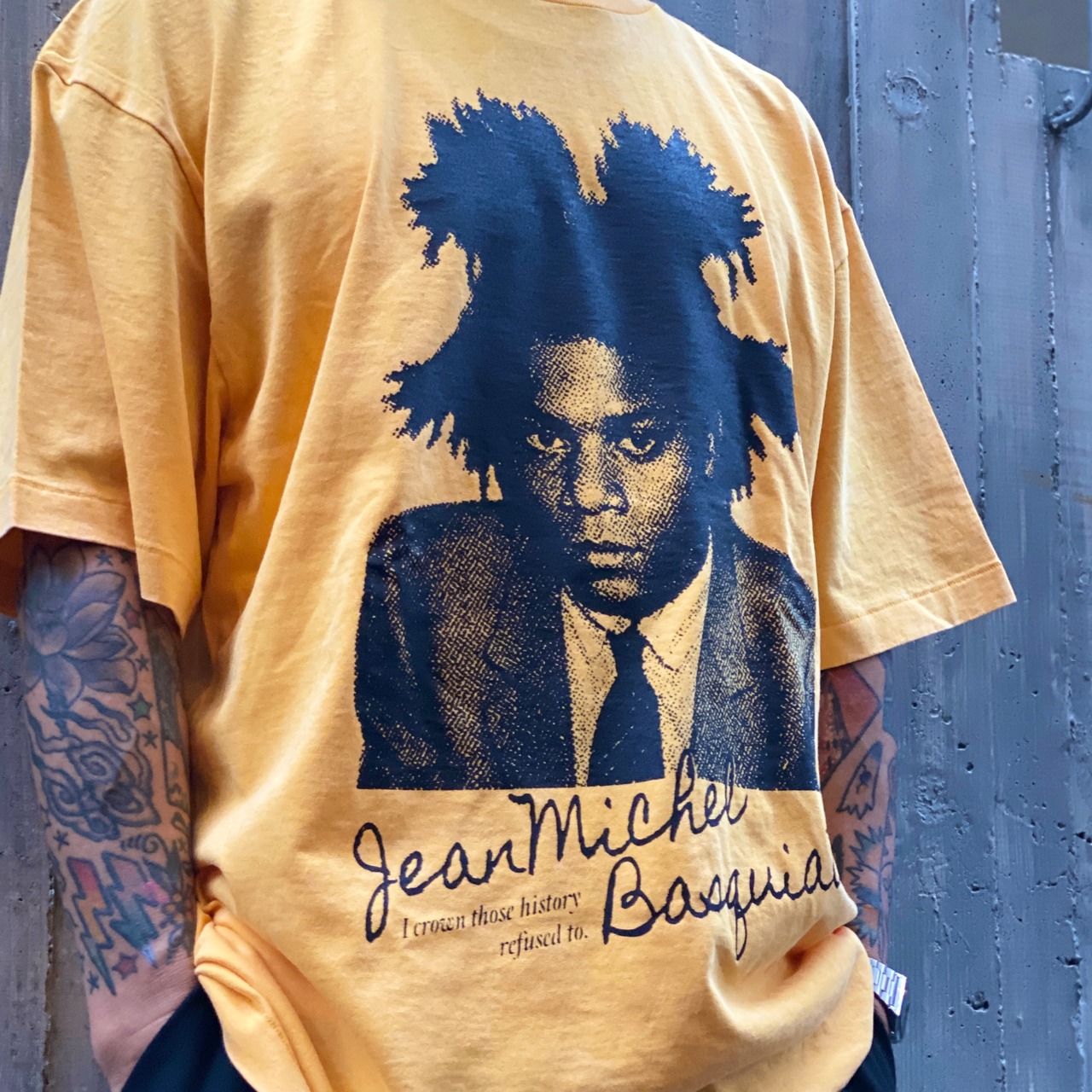 RIVERSIDE BASE Basquiat Quote T-SHIRT FADE YELLOW