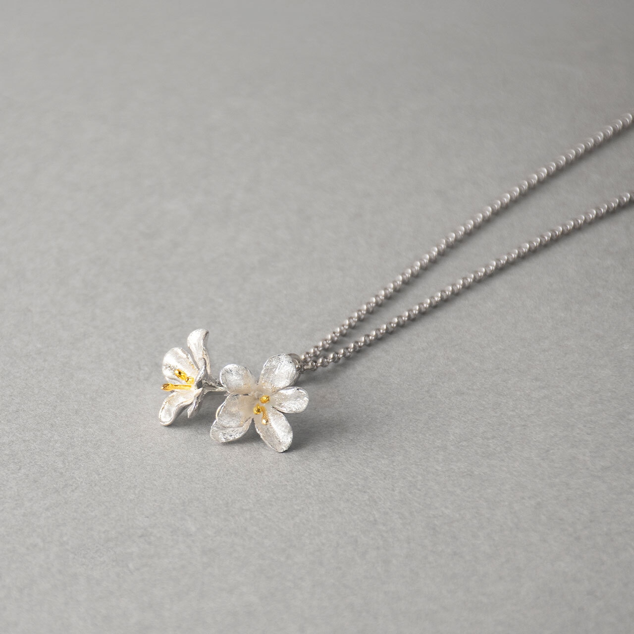 ツイン・フリージア チャーム