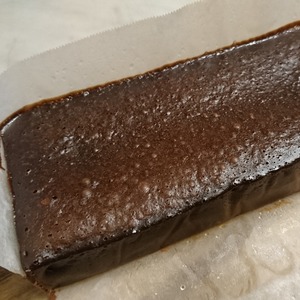 コスタリカ産の良質のチョコレートで作った焼き生ショコラ・テリーヌ