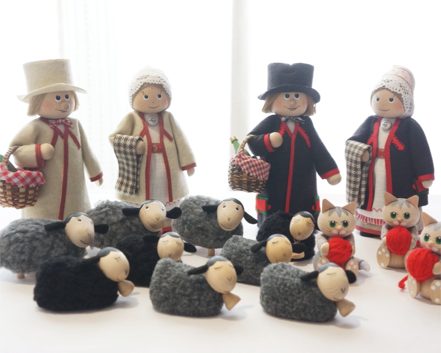 451 民族衣装のフィギュア 男性（ベージュ） | attic