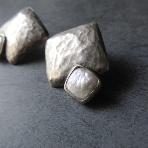 パールのシルバーピアス・四角いパールを使った大ぶりなピアス　(No.4209)