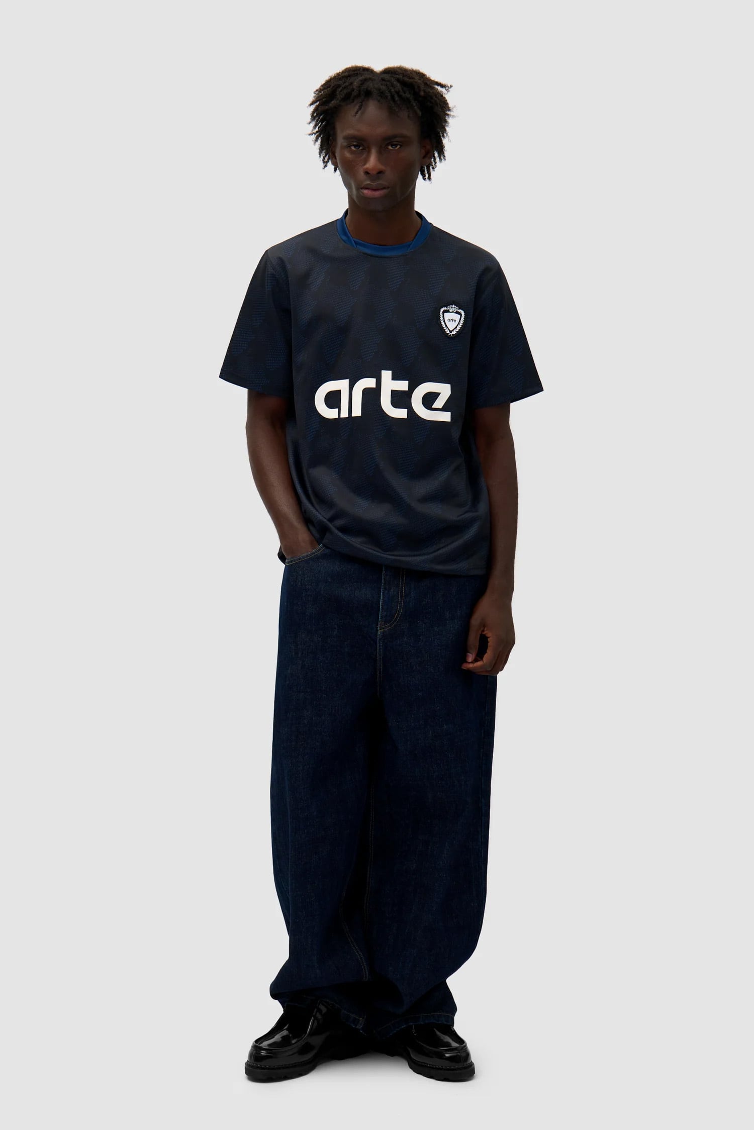 Tシャツ・カットソー Arte Antwerp SS25 AFRICA PRINT T-SHIRT (SS25 152T BLACK) Arte Antwerp 25SS Africa Print Footbal Shirt (Black/Navy