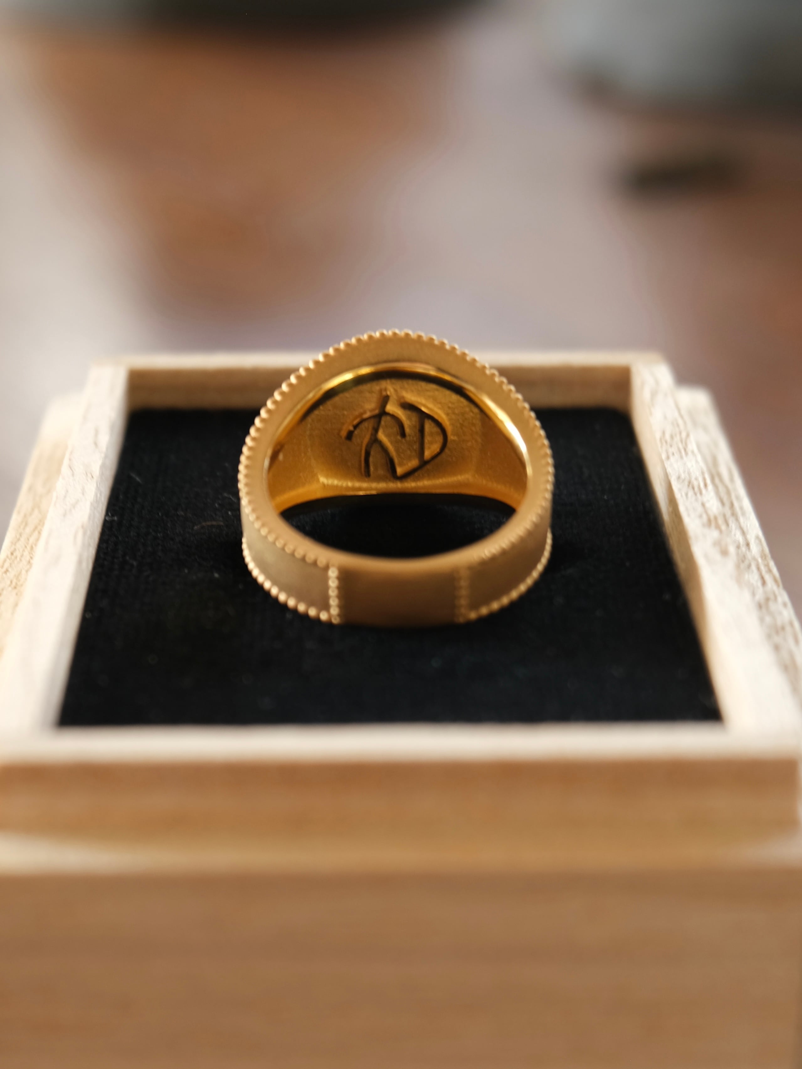 SOSHIOTSUKI】 SIGNET RING GOLD MATTE | THE OUR