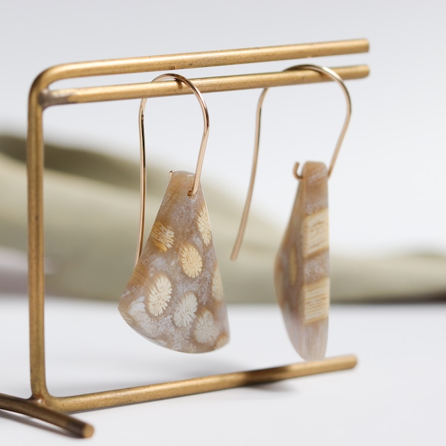 時間を纏う・花模様の天然石ピアス｜フォッシルコーラル 菊目石 グレー 三角形 一点もの 14kgf 大人 金属アレルギー対応