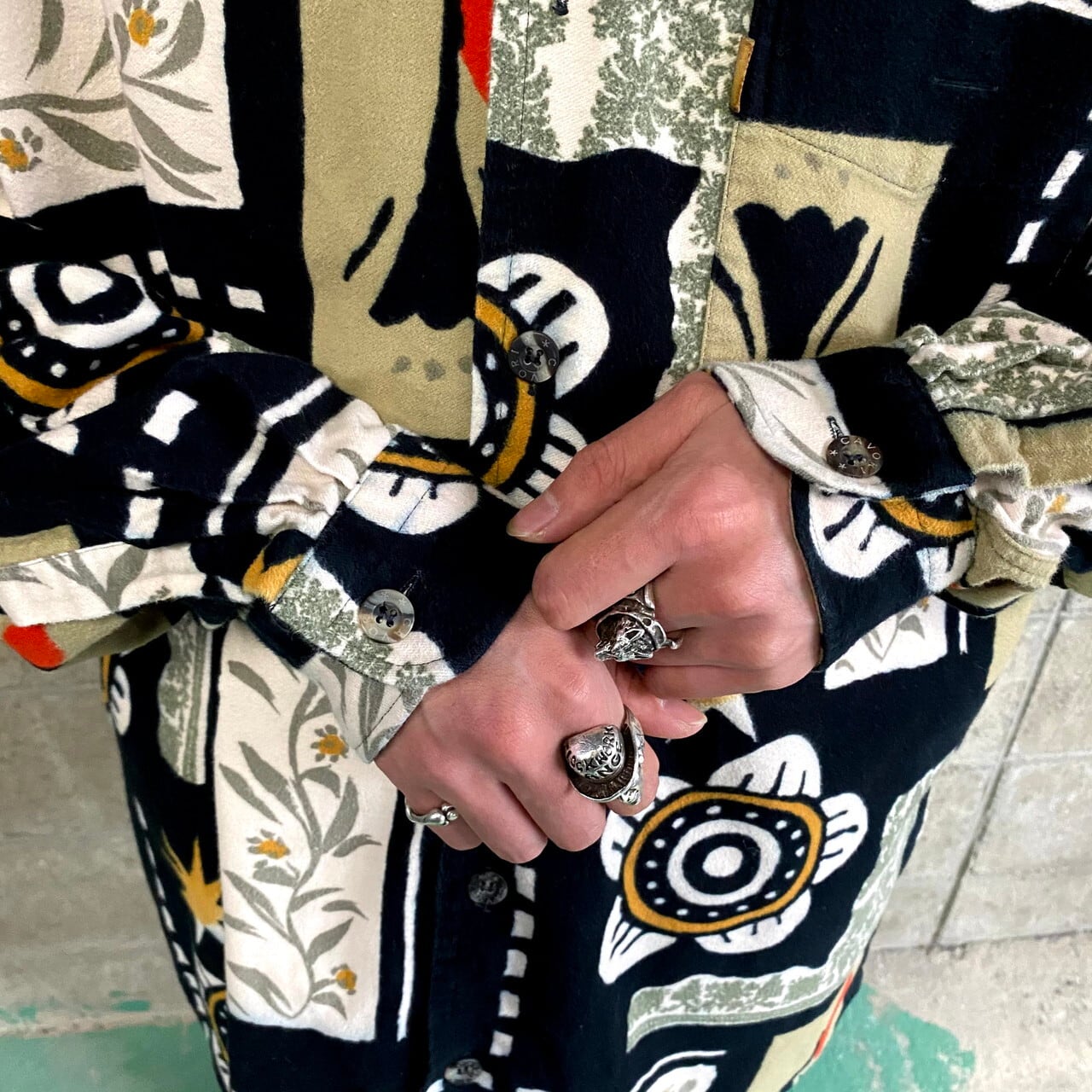 古着 ポリシャツ 総柄 アート柄 英字ロゴ ブラウン マルチカラー L相当 CAVORI SPORTING アート柄 長袖 シャモアクロス ユーロブランド 総柄