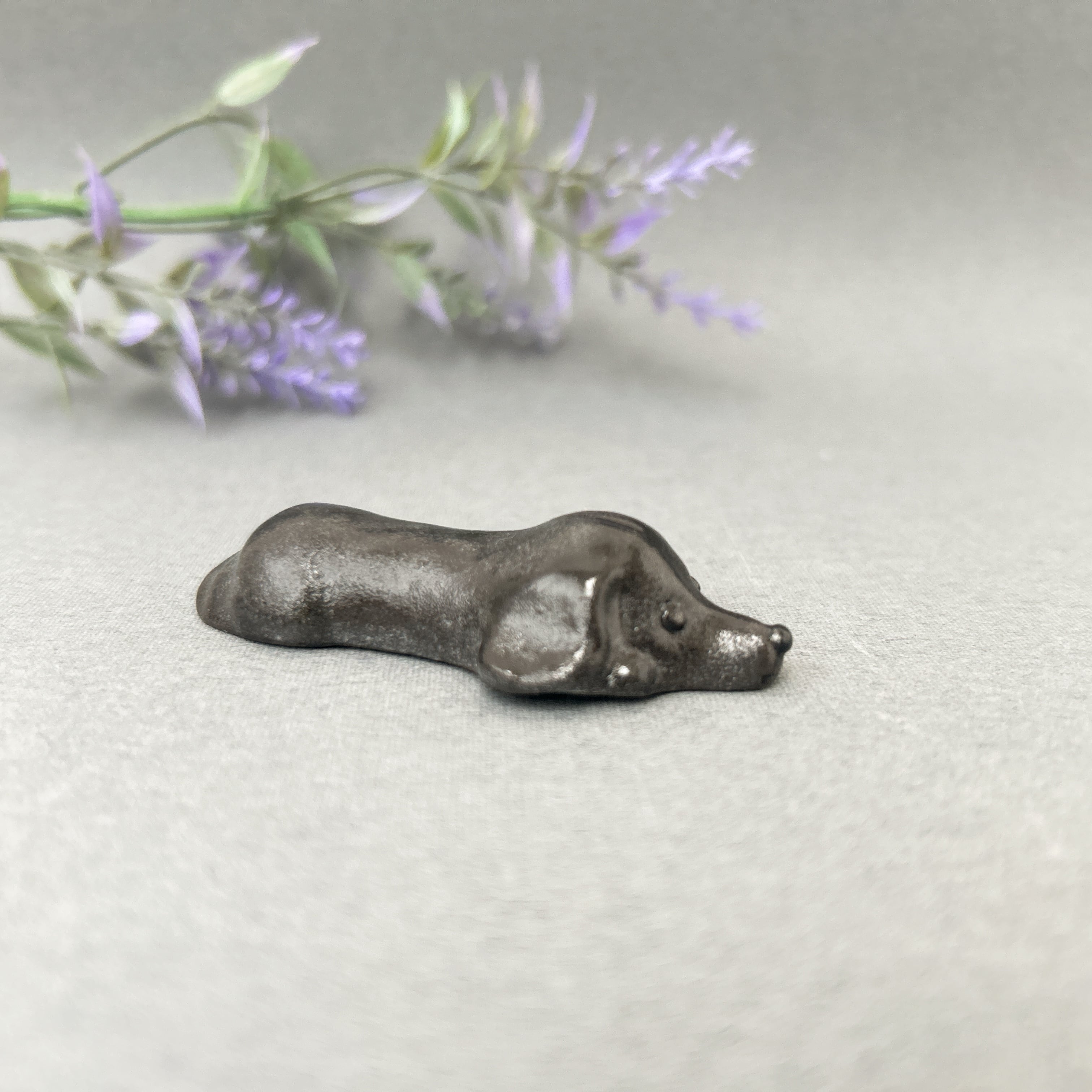 ダックス犬の箸置き（ブラックソリッド）伏せ | 陶器のことり
