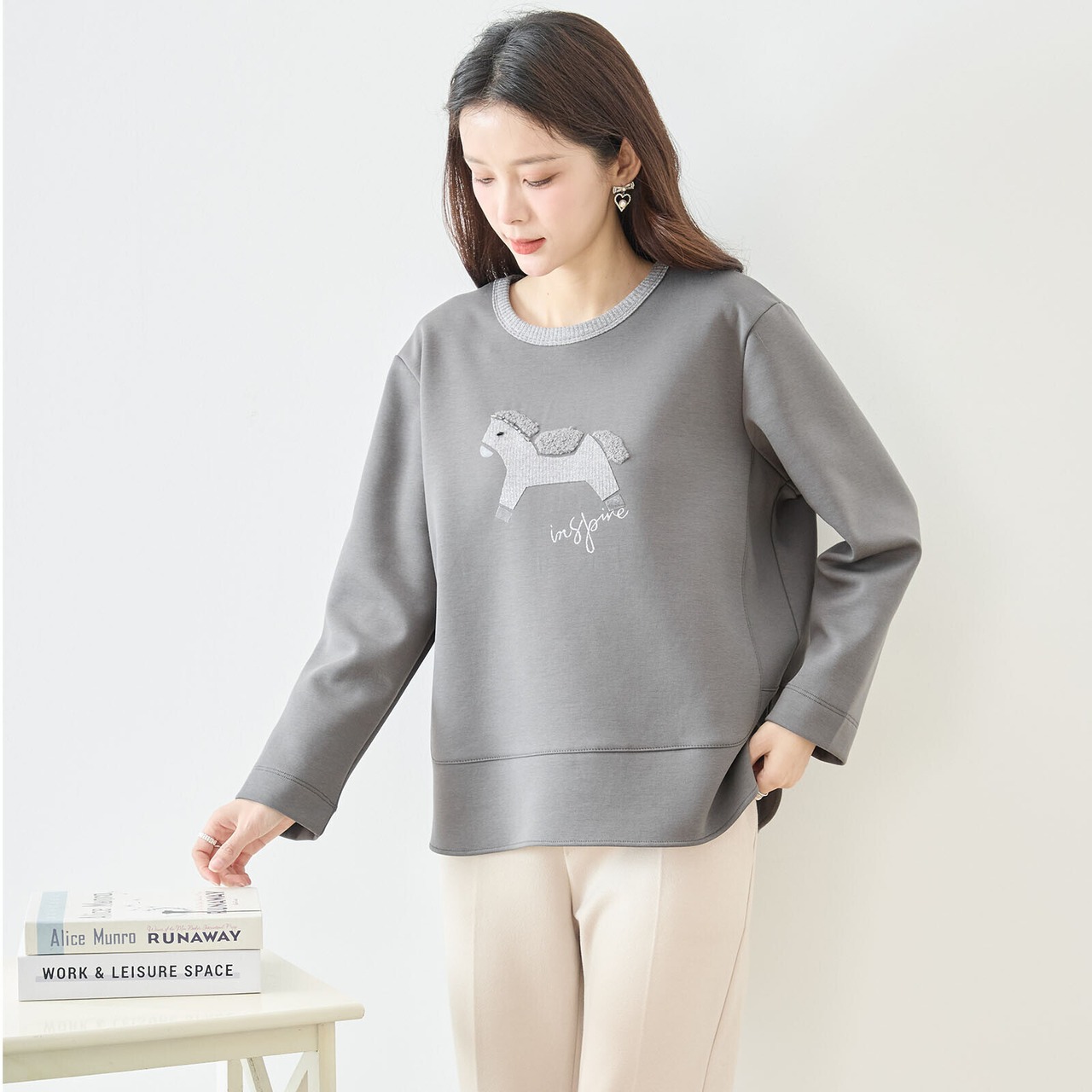 【SALE 30%OFF 4/13 10:00まで】TRUBE ポニーモチーフ ラメ入り布アートイラスト ロングTシャツ【M~L】チャコールグレー