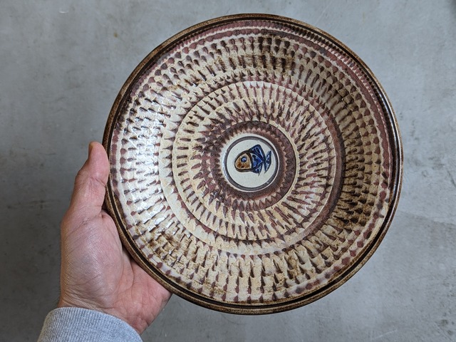 やちむん　皿７寸（飛鉋魚紋）　|　ノモ陶器製作所