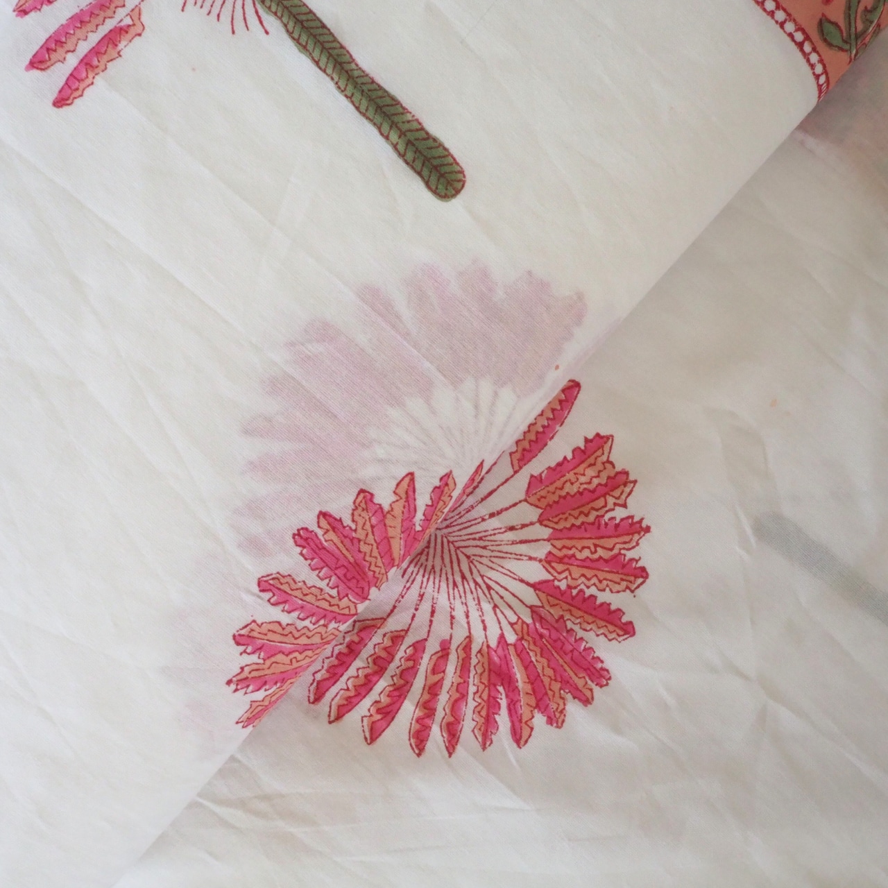 ブロックプリント生地【50cm単位】インド綿 片耳ボーダー付き 花柄(大) 白×コーラルピンク #38476-WT1