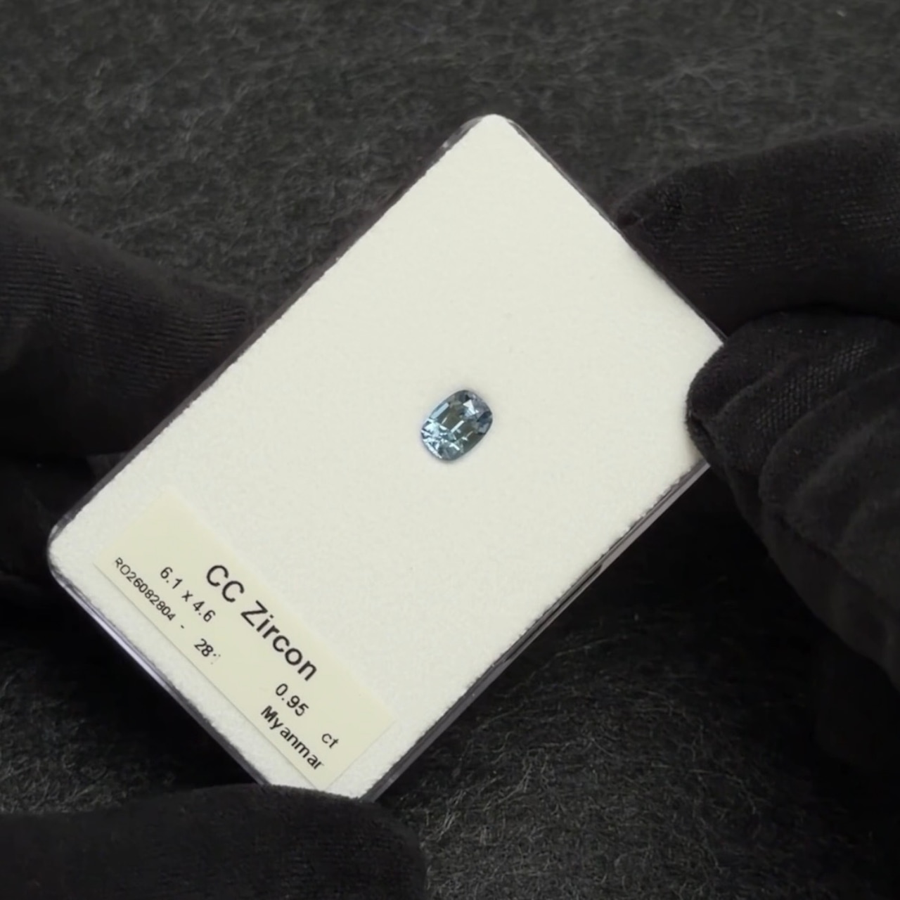 カラーチェンジジルコン 6.1x4.6mm, 0.95ct, ミャンマー産