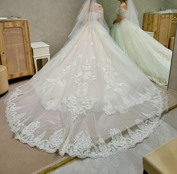 ウェディングドレス オフショルダー 流れる透け花レース 憧れのドレス  