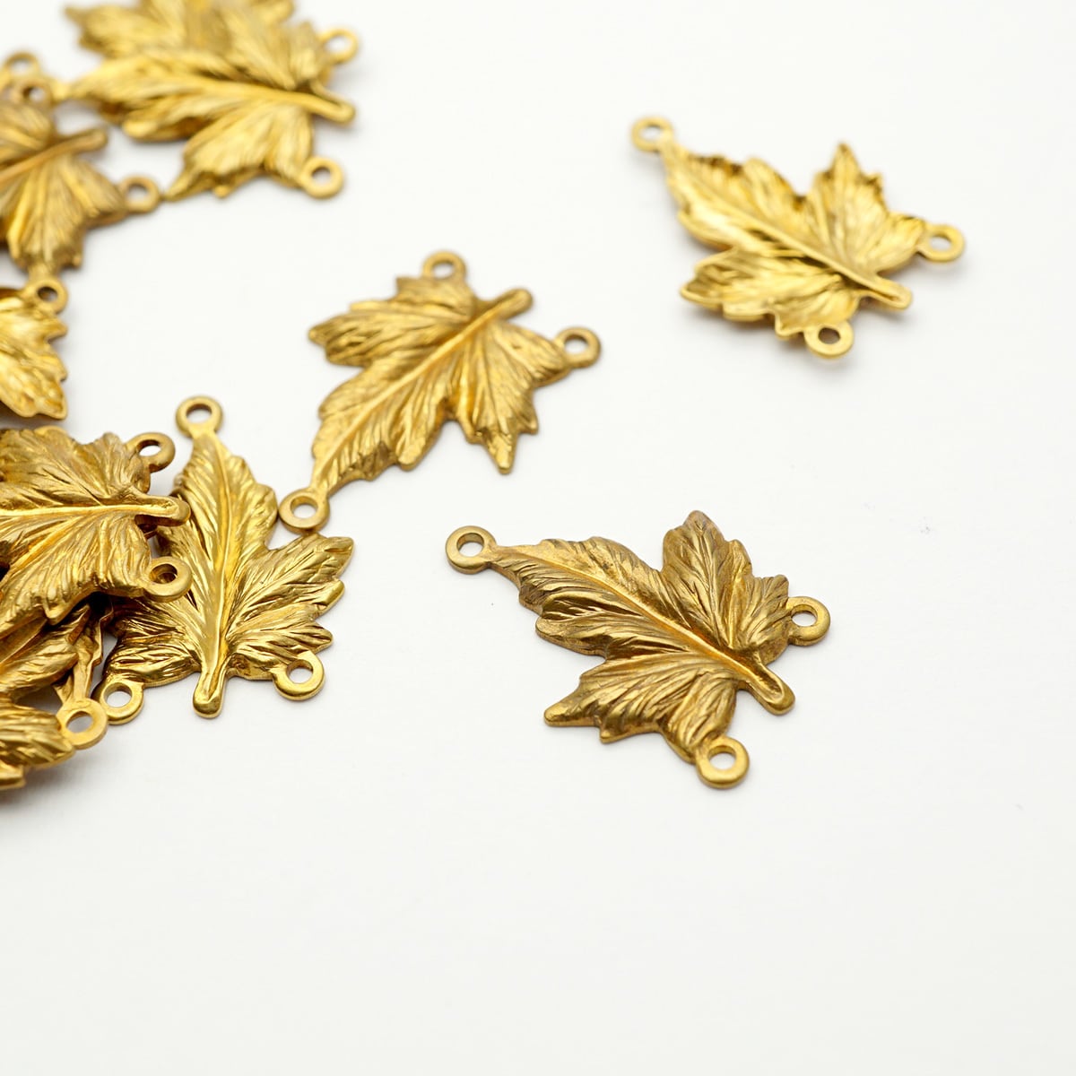 ヴィンテージ メイプルリーフモチーフ メタルチャームパーツ 真鍮製