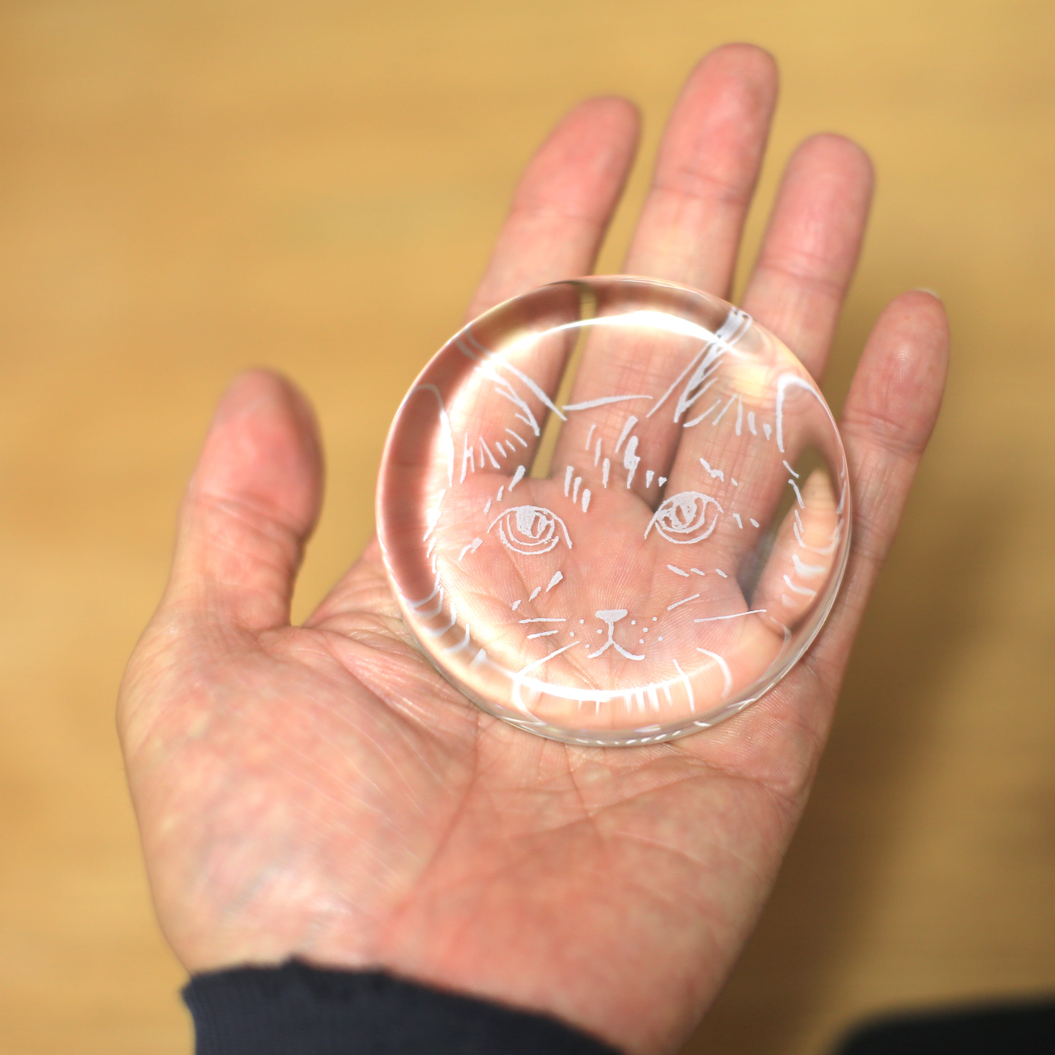 手彫り猫】のガラスペーパーウエイト | 4410ART shishidoryuji