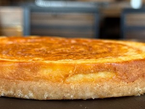 ブリーチーズ香る 焼きチーズケーキ【冷凍スイーツ】300g｜静かな贅沢を味わうひとときに｜贈る人の心に残る一品 Baked Cheesecake with the Aroma of Brie【Frozen Dessert】｜A Moment of Quiet Indulgence｜A Gift to Be Remembered