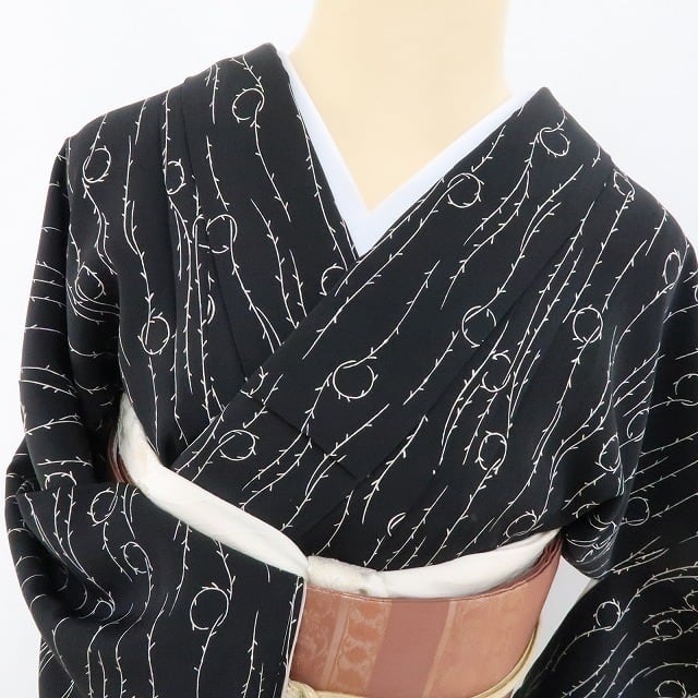 新品 着物 正絹 仕付け糸付“しなやかな足取りでくるりと遊び心を 新品 着物 正絹 仕付け糸付“しなやかな足取りでくるりと遊び心を