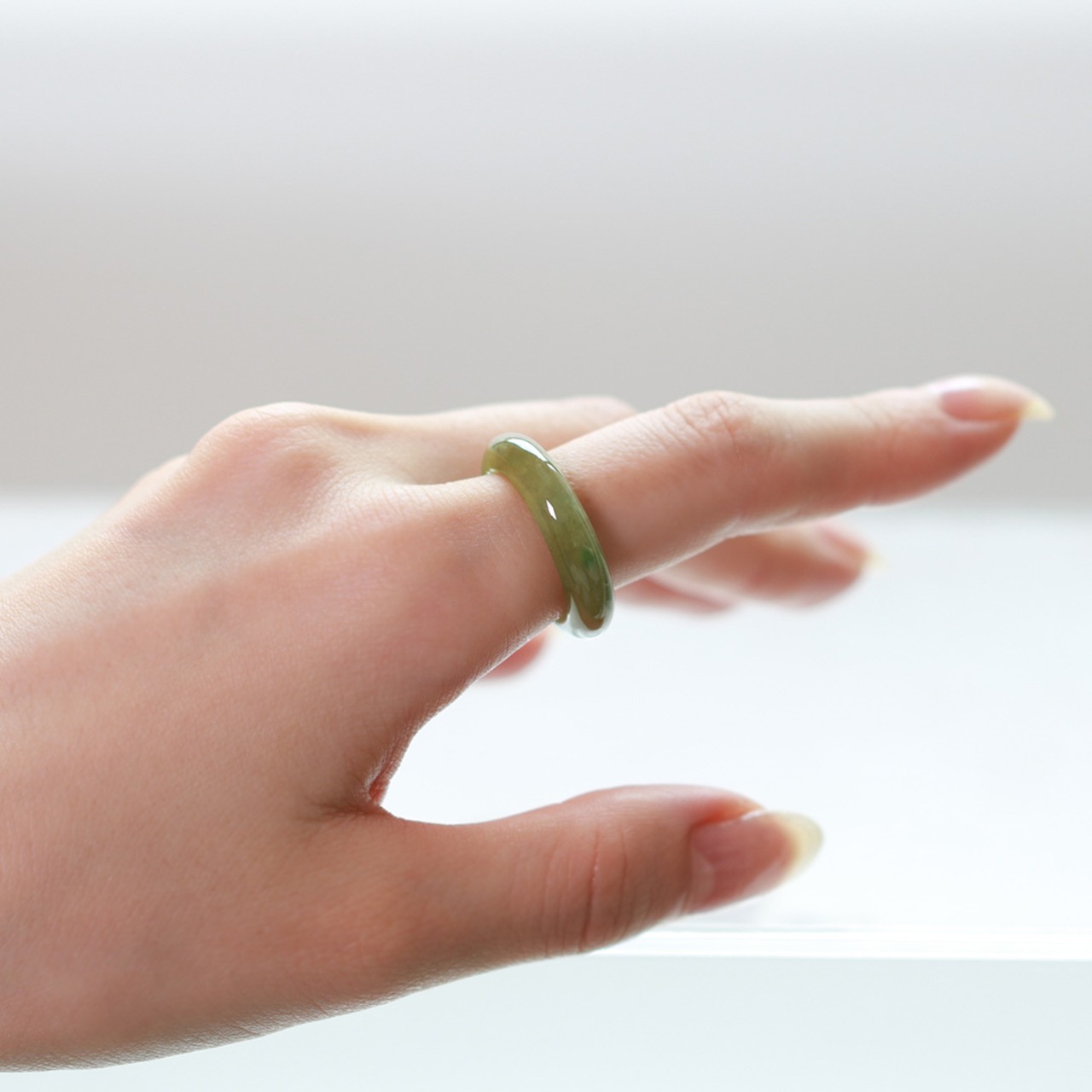 【13号】 抜群の透明感！ 翡翠くり抜き甲丸リング A貨翡翠 jd_rg2446