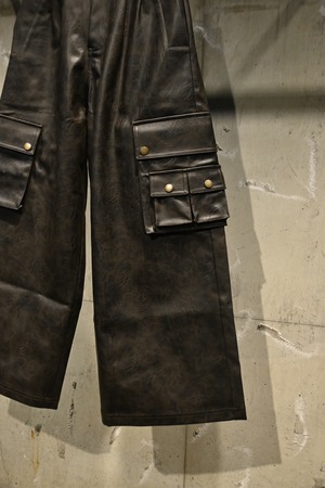 【26AW | MEN】Feng Chen Wang フェンチェンワン / パンツ / Brown Distressed Faux Long Leather Trousers with Utility Pockets FUF22TR34