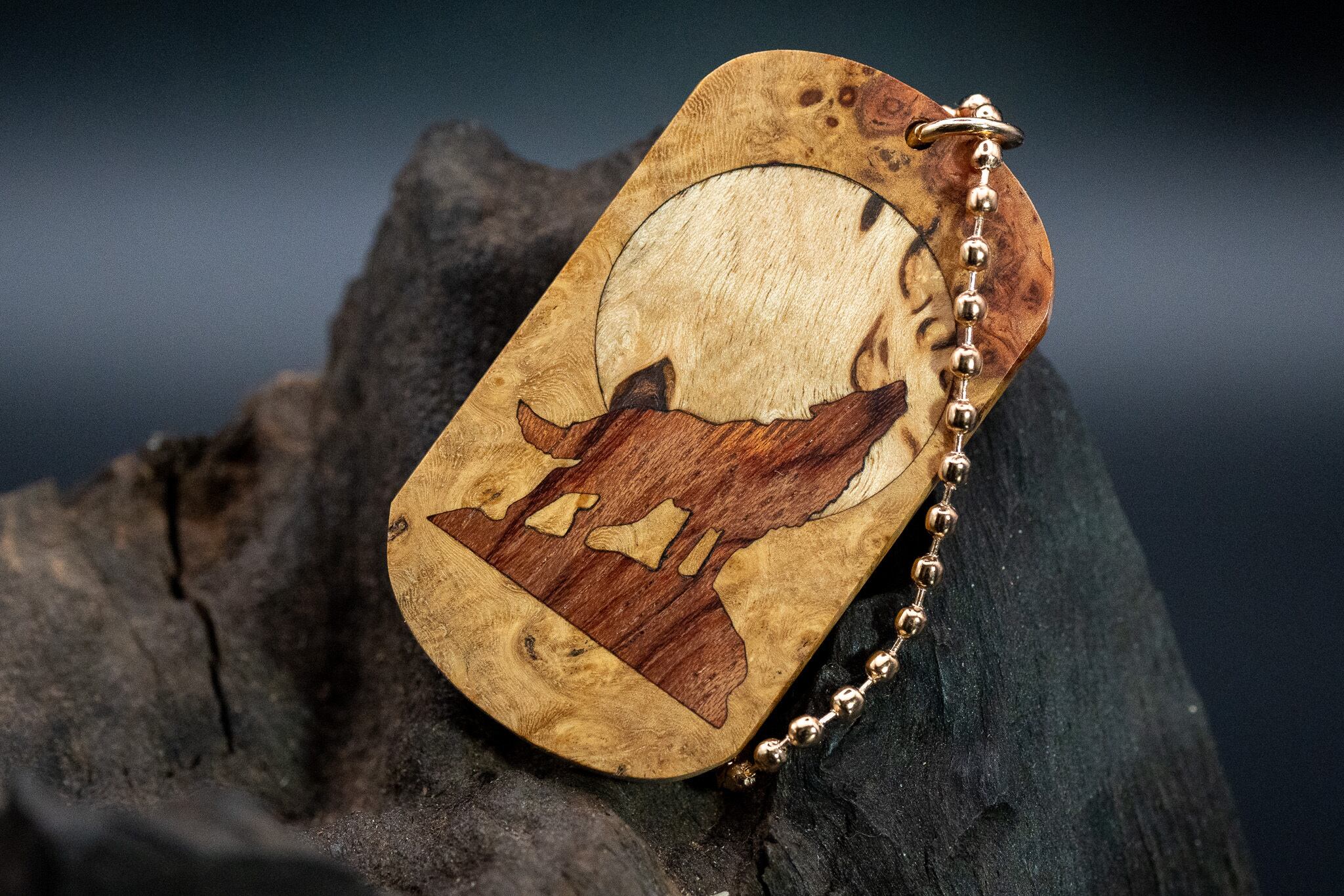 【朱色の銘木】本花梨瘤 紅白 ドッグタグ 象嵌 月と狼