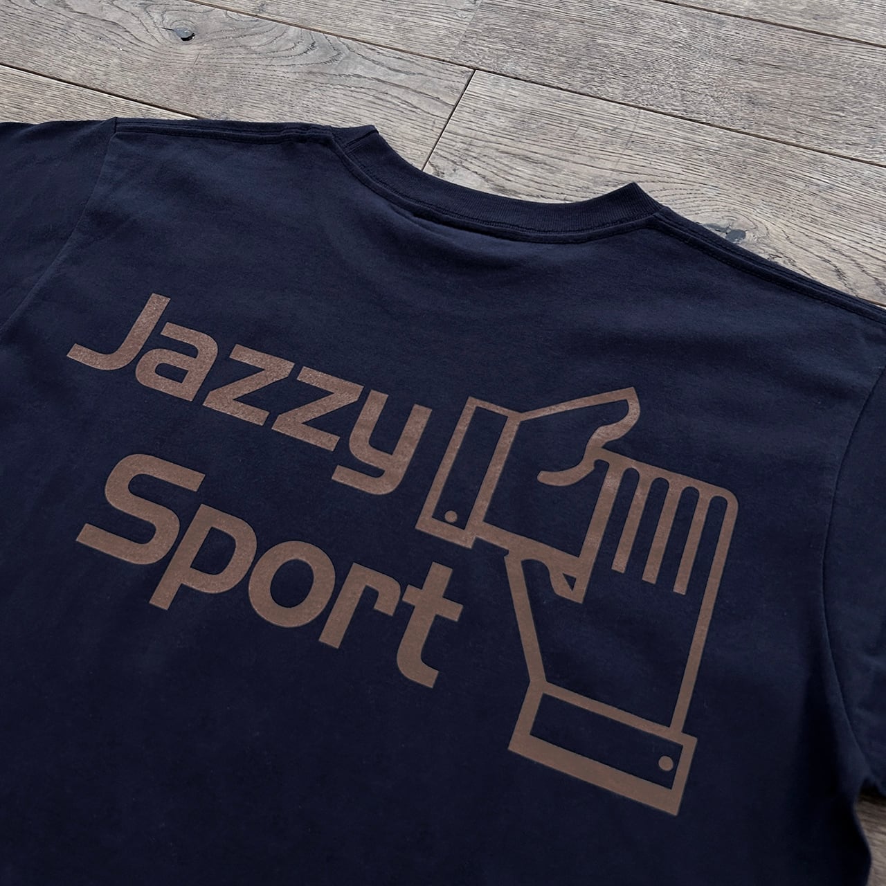 J.S. ロゴ Tシャツ(ネイビー) | Jazzy Sport Shimokitazawa J.S. ロゴ Tシャツ(ネイビー) | Jazzy Sport Shimokitazawa