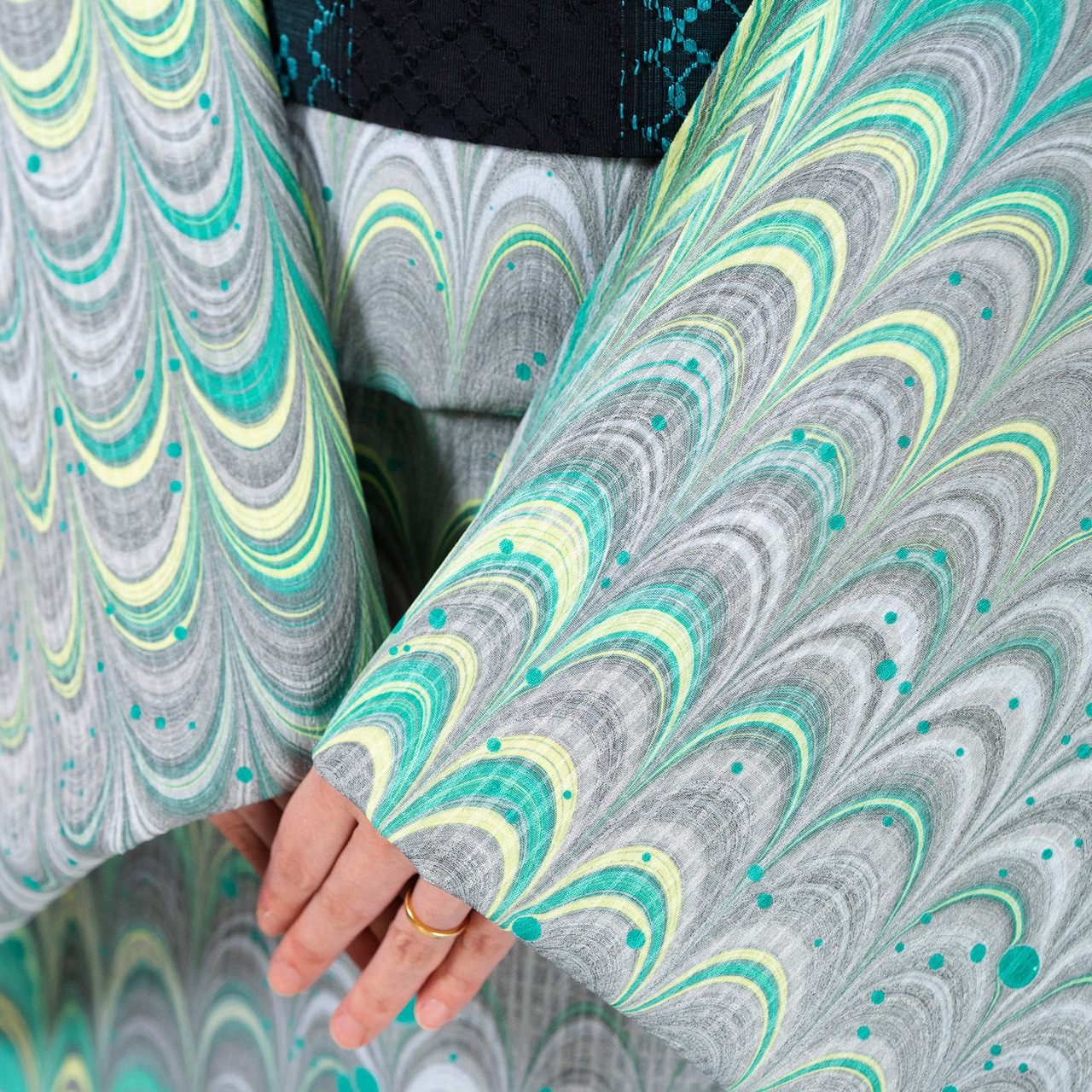 「星影の鳥」ピーコック柄×ドット〜洗えるきもの（シルジェリー格子柄）〜