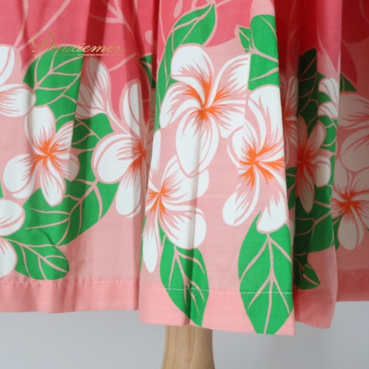 フラダンス 衣装 パウスカート ピンク系 サーモンピンク プルメリア柄 モンステラ柄 シングル シンプル かわいい 華やか 鮮やか 明るい 白 緑 ハワイアン アロハ ハワイアンプリント フラ ダンス レッスン 練習 花柄 軽やか ファッション レディース