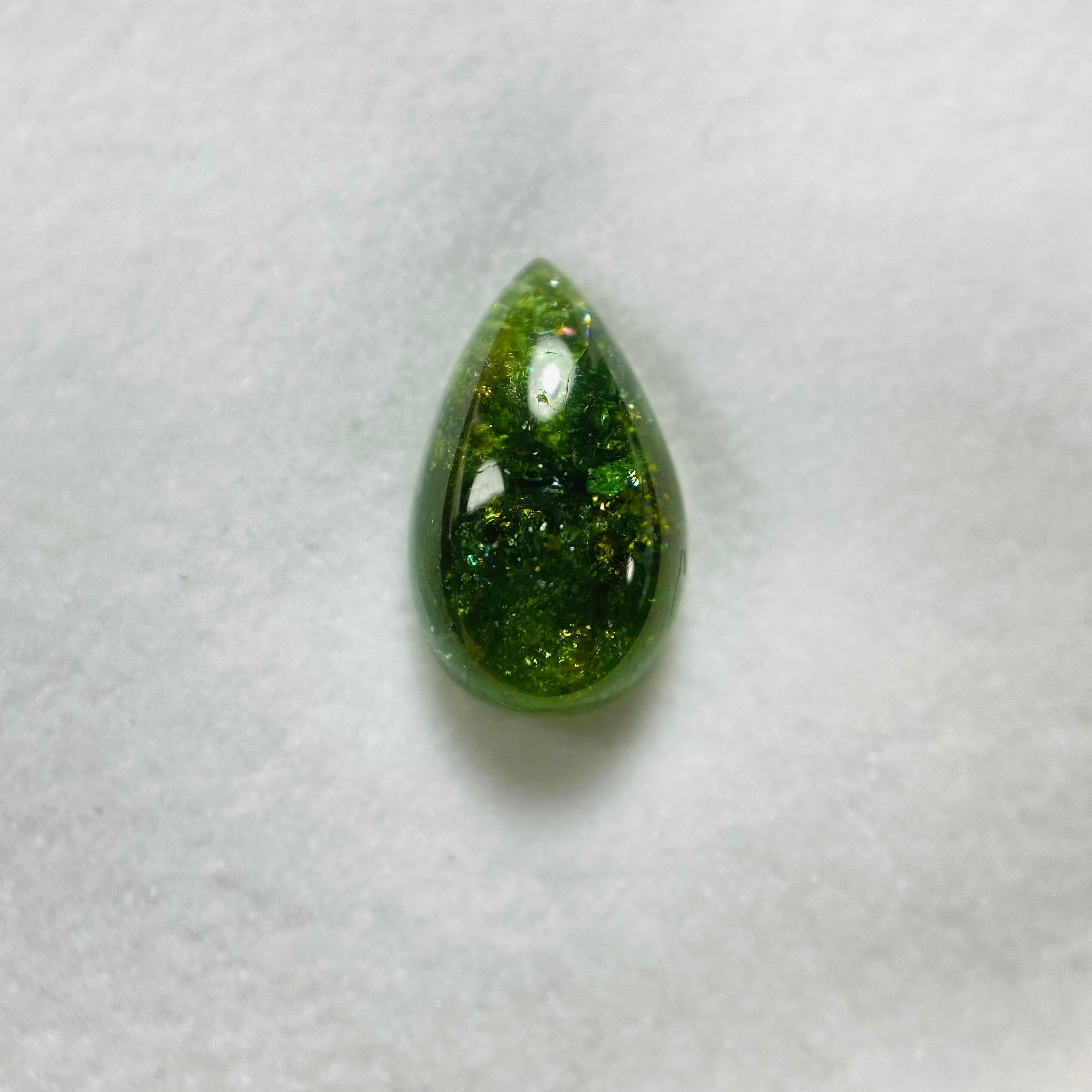 生命力感じるイリデッセンス入りトルマリン