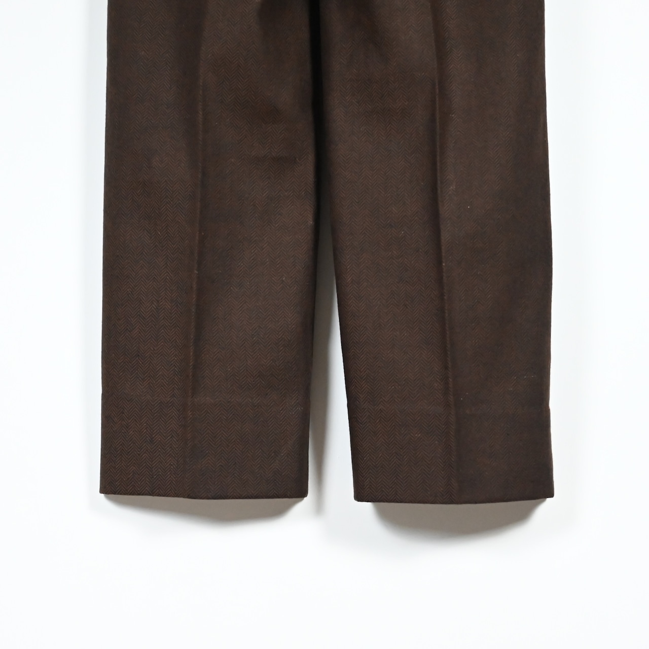 INTERIM / INDIA WOOL CLASSIC HERRINGBONE WITH LEATHER PIPING 2-TUCK STRAIGHT SLACKS