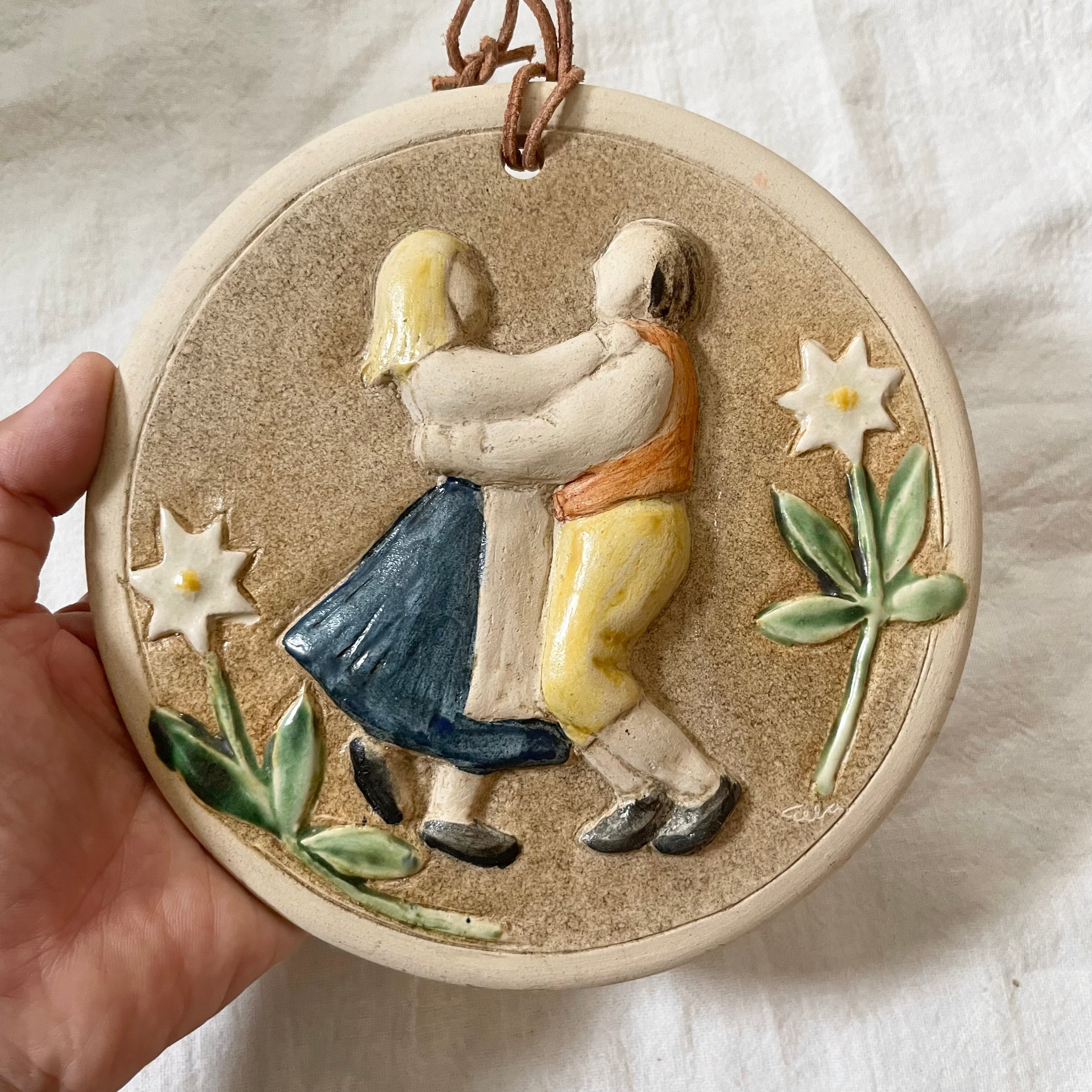 踊る男女の壁飾り