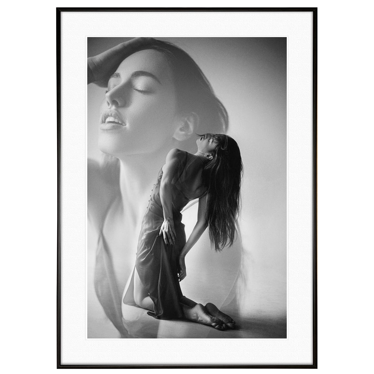人物写真 ポーズをとる女性 インテリアモノクロアートポスター額装 AS2340