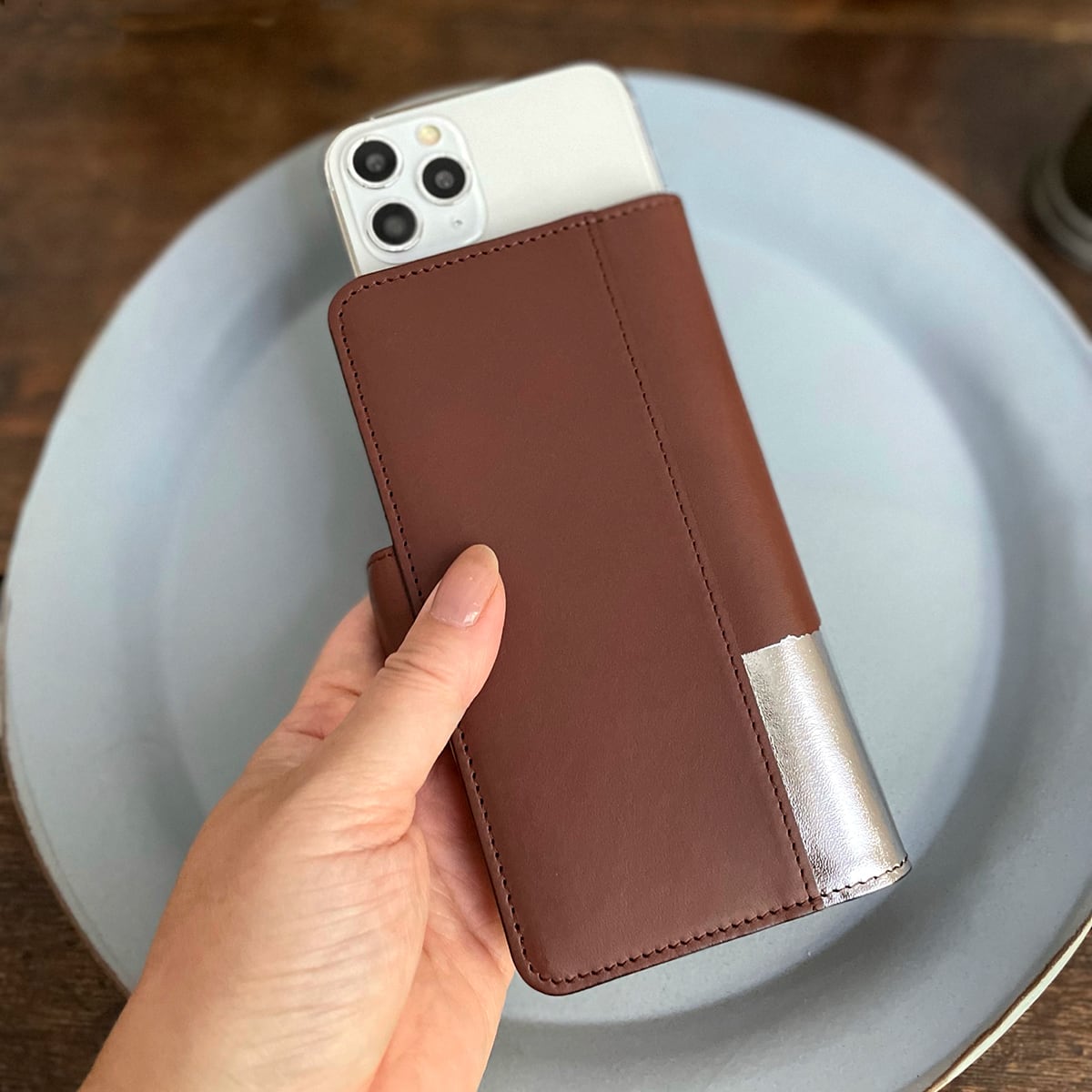 Lサイズ：革のチョコ手帳型スマホケース スイート（銀の包み紙