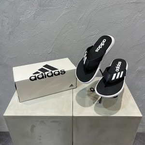 adidas/ユニセックス トングサンダル