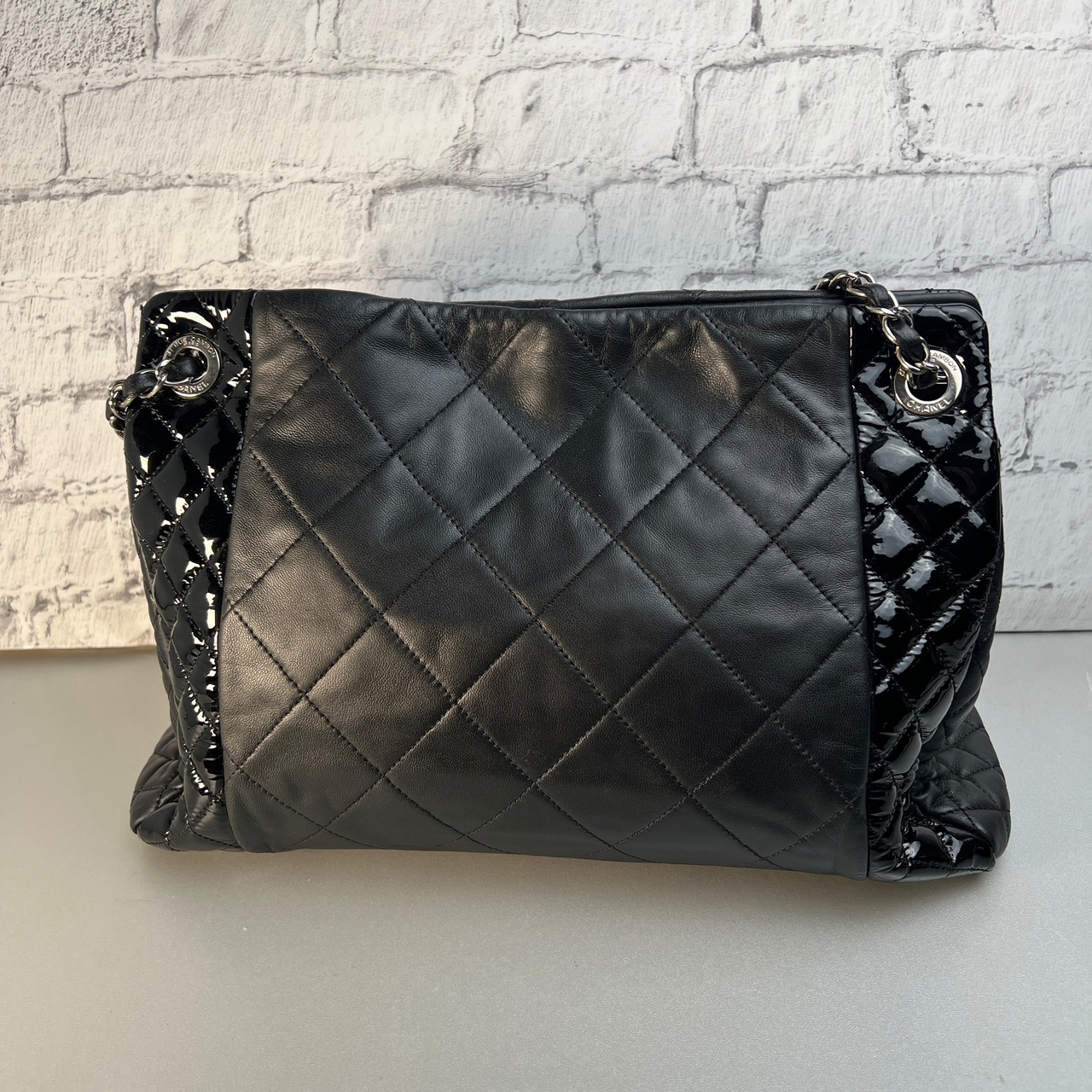 CHANEL シャネル ココマーク  レザー×エナメル ハンドバッグ ブラック A-9235