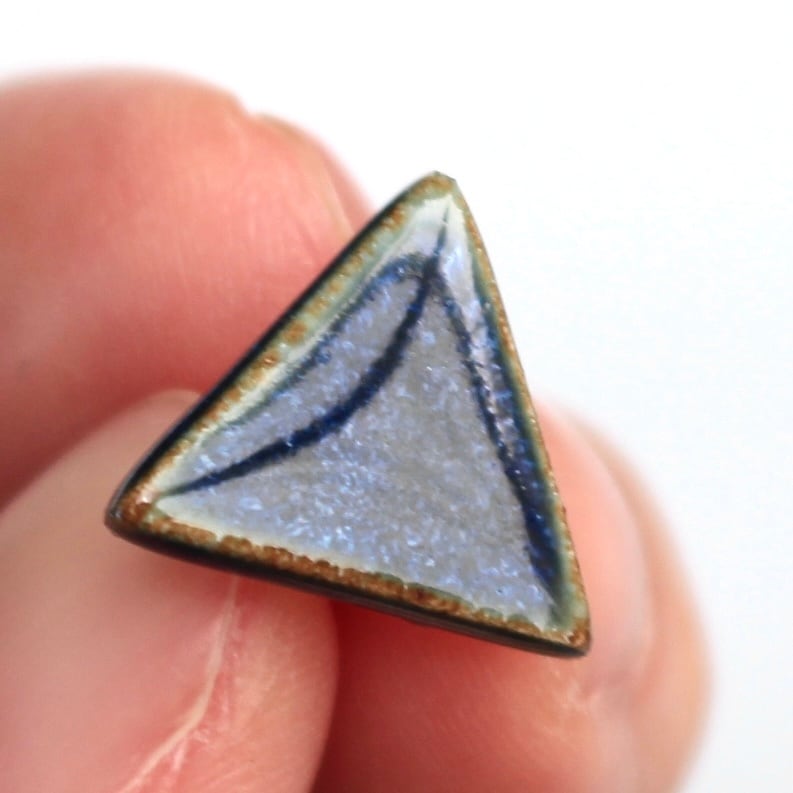 三角形のイヤリング/ピアス --濃藍色--