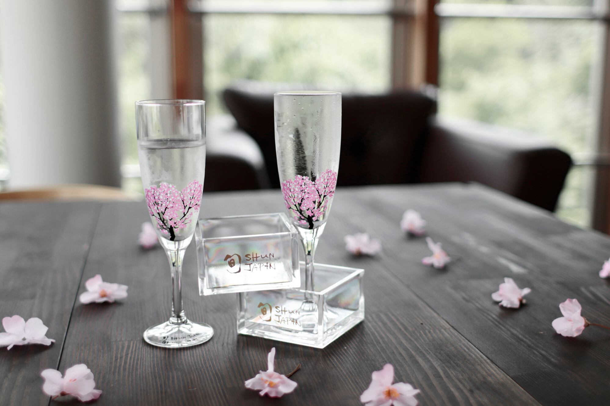 冷感桜 シャンパングラスペアセット と アクリル升ペアセット こぼし酒 春 桜 グラス 花見 ペアセット 贈り物 温度 変化 日本酒 乾杯 ギフト プレゼント お祝い 丸モ高木陶器 オンラインショップ 温度をデザインに