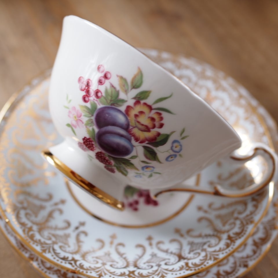 ★美品★ パラゴン カップ＆ソーサー フルーツ 金彩 ピオニーシェイプ コバルト ☆美品☆ パラゴン ピオニーシェイプ カップ＆ソーサー コバルト