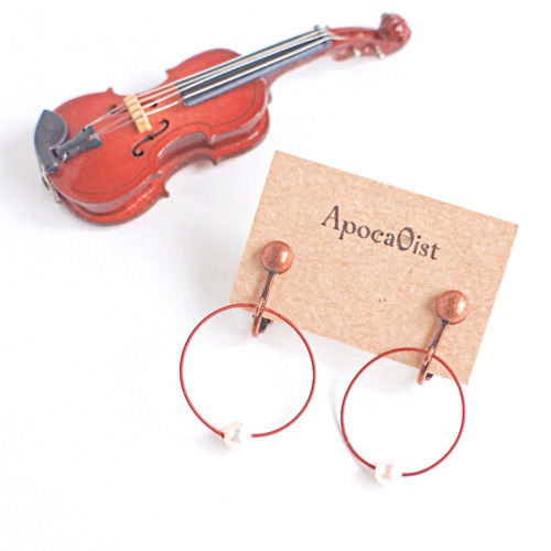 ヴィオラ弦の一粒パールピアス V-615 Viola red strings earrings  with pearls (Red)