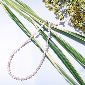 Narrow pearl necklace