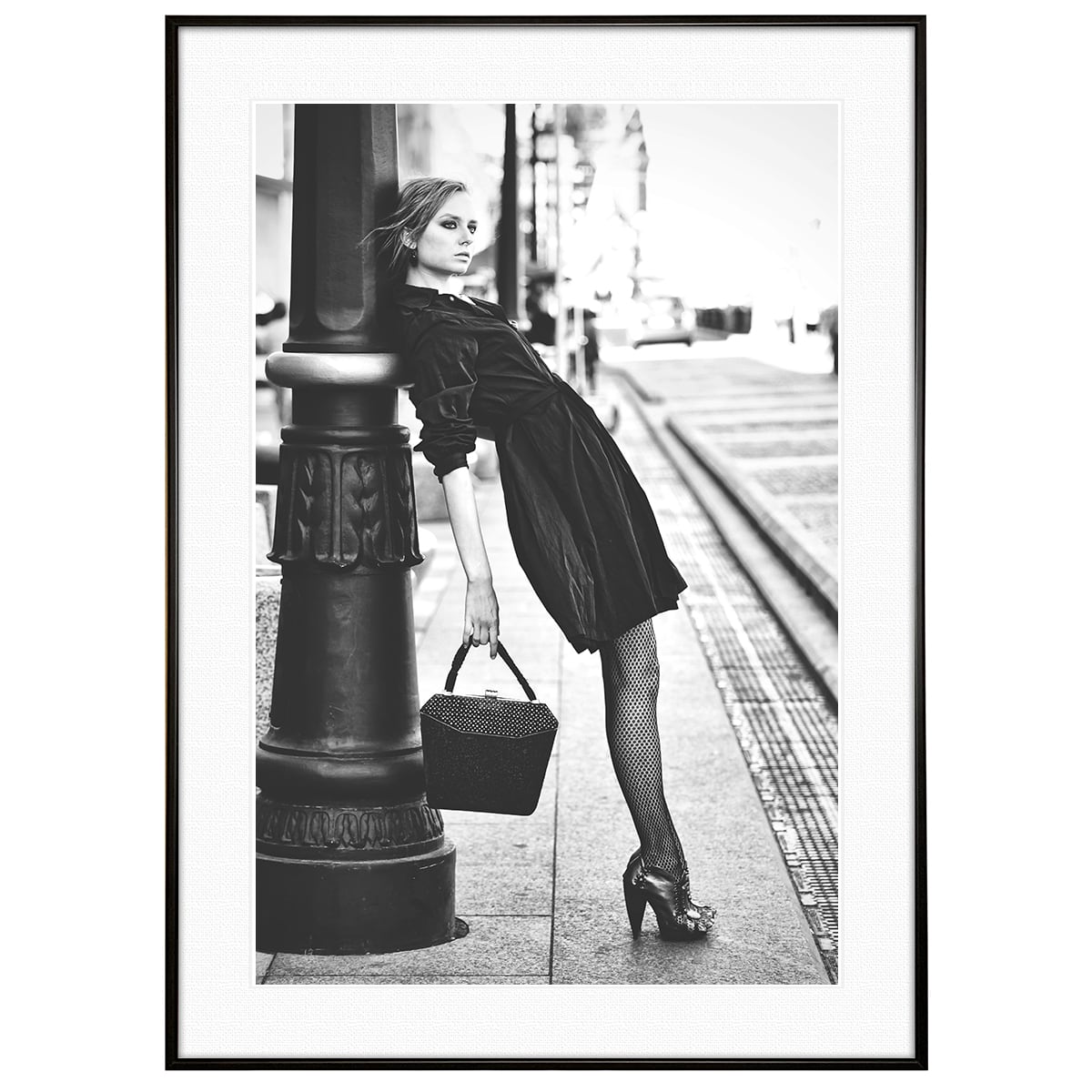 人物写真 ホームの柱に寄りかかる女性 インテリアモノクロアートポスター額装 AS3084