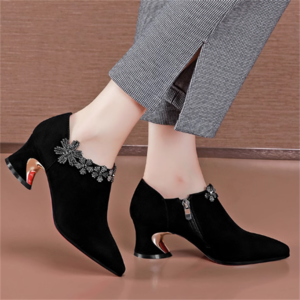 【送料無料】 シューズ 靴 ブーツ ブーティ ショート ローヒール チャンキーヒール ポインテッドトゥ 装飾 スウェード キラキラ クラシカル エレガント 可愛い 大人可愛い きれいめ シンプル カジュアル シック コンサバ 華やか 大人 上品 おしゃれ お洒落 こなれ感 高見え 高級感 無地 春 20代 30代 40代 レディース 女性 デート お出かけ 女子会 お呼ばれ 休日 お茶会 授業参観 結婚式 二次会 パーティ デイリーユース 普段使い オルチャン 韓国系 ファッション 花 インスタ映え