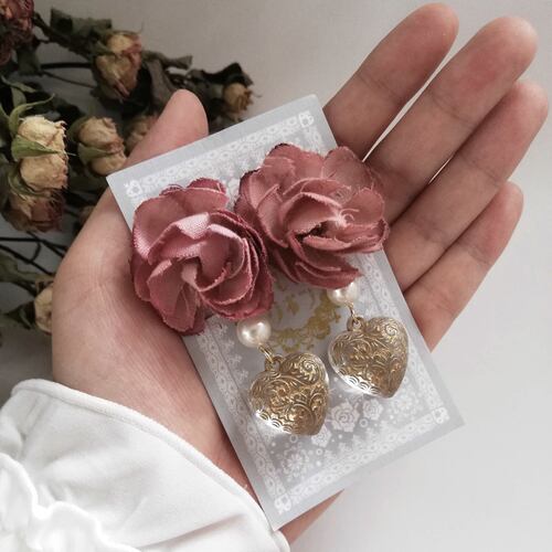 ドライフラワーみたいな布花の薔薇とハートビーズのイヤリング